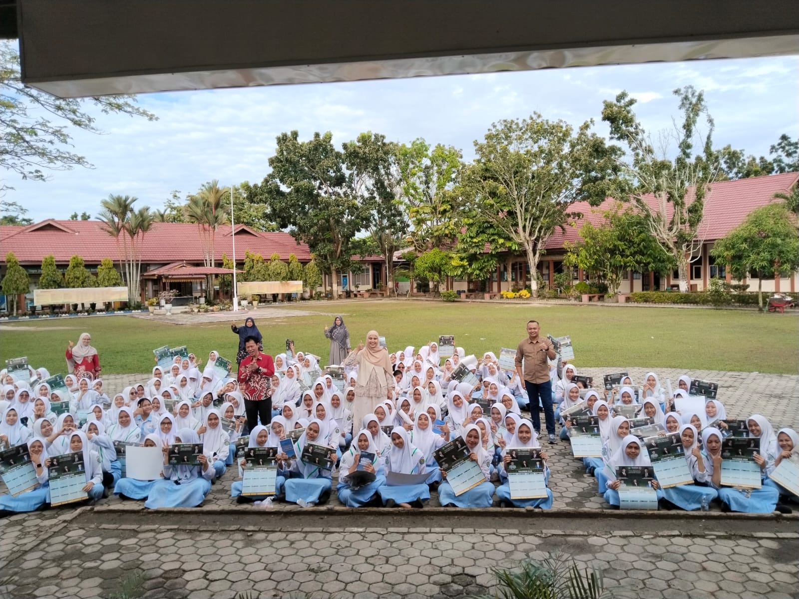 Ratusan Siswa SMK Ikasari Mendapatkan Informasi Beasiswa dan Literasi Tentang Perguruan Tinggi Unilak