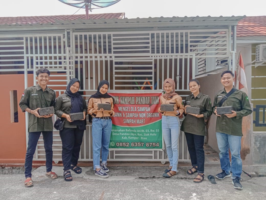 MAHASISWA FEKON UNILAK OLAH SAMPAH PLASTIK