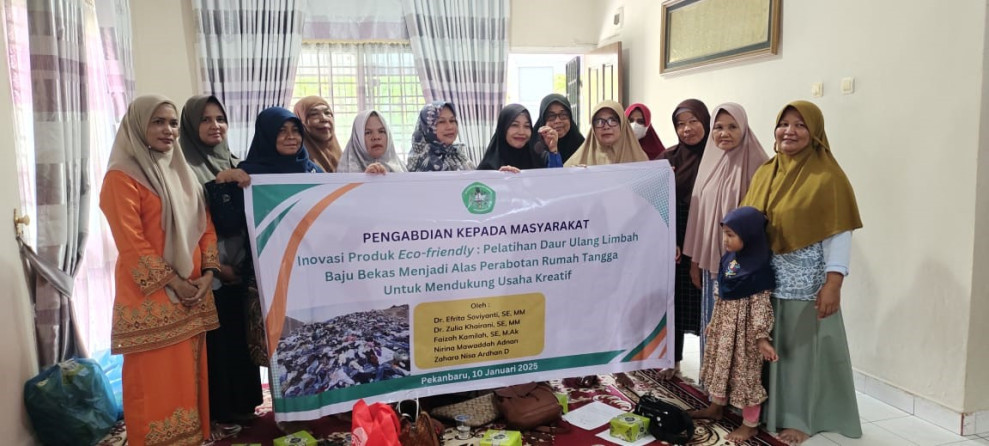 Dosen FEB Unilak Bantu Warga Manfaatkan Limbah Menjadi Perabot Rumah Tangga