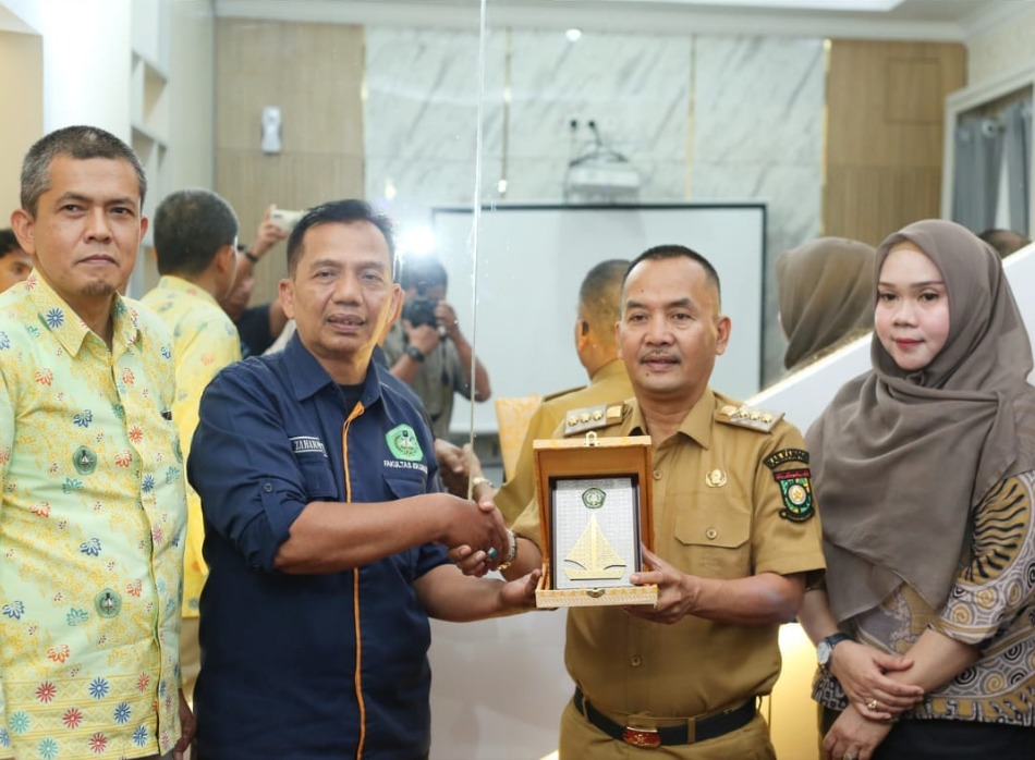 Silaturahmi (PJ) Bupati Kampar Dengan Dekan dan Team Fakultas Ekonomi dan Bisnis Universitas Lancang Kuning