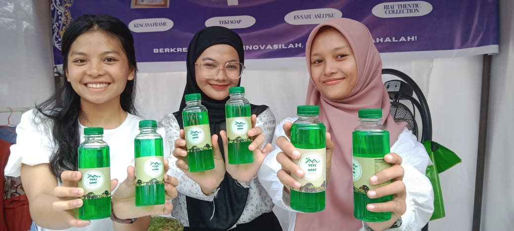 Gara-Gara Air Tebu  dan Rumput Liar Mahasiswa FEB Unilak Raih Pendanaan Kementerian Pendidikan 2024
