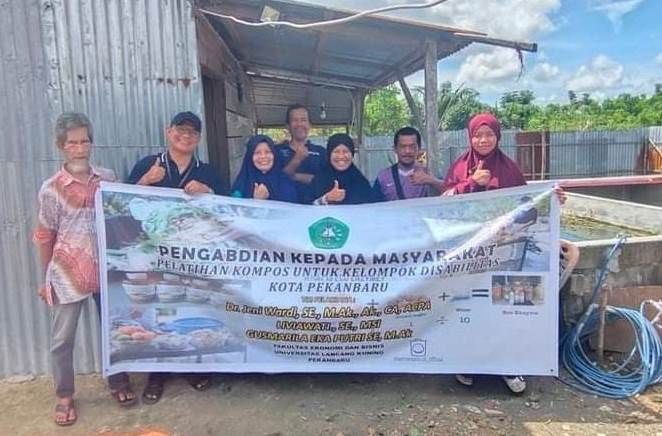 Dosen FEB Unilak Beri Pelatihan Pembuatan Kompos dari Sampah Organik Bagi Komunitas Disabilitas